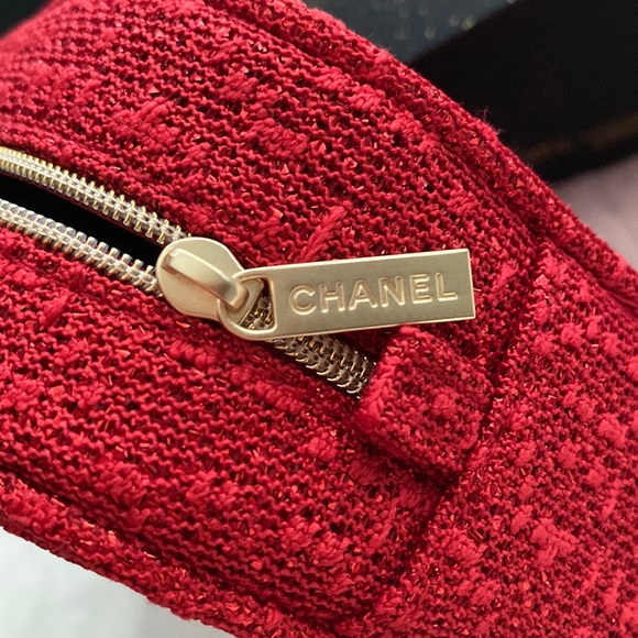 Limited Edition 2021 Chanel Cosmetics Pouch. - Picture 2 of 8